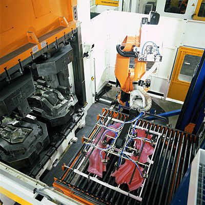 Bild 17: Höchste Bauteile produktionssicher herstellen mit dem Verfahren des Formhärtens; Bild: Nach dem Ofen werden die Platinen oder vorgeformten Bauteile zentriert und anschließend der hydraulischen Presse zugeführt. (Archiv: Vogel Business Media)