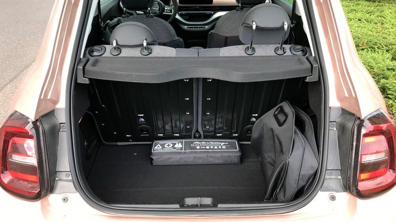 Der Kofferraum fasst 185 Liter, was für den Wochenendeinkauf ausreicht. Rechts die große Tasche für das Mode-3-Ladekabel. An Wechselstromsäulen zieht der Fiat bis zu elf Kilowatt, an Gleichstrom immerhin 85. (Bild: Rosenow/»kfz-betrieb«)
