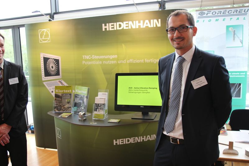 Produktmanager Peter Topol präsentiert am Stand des Premium-Sponsors Dr. Johannes Heidenhain die Vorteile der leistungsstarken TNC-Steuerungen … (Reinhardt)