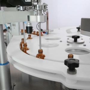 Maschine zum Befüllen und Verschließen von Kunststoff- und Glasflaschen in verschiedenen Formaten und Größen: Detail der Füllnadel.(Bild:  Marchesini)