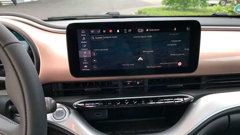 Der über zehn Zoll große Bildschirm des Uconnect-5-Systems ist mit vielen kleinen Symbolen überladen. (Bild: Rosenow/»kfz-betrieb«)