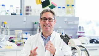 Prof. Dr. Markus Egert von der Hochschule Furtwangen hat sich die Besiedlung von Spülschwämmen genau angesehen. (Bild: Britt Schilling)