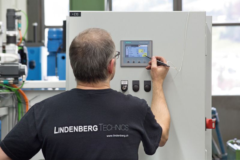 Alle Informationen auf einem 4-Zoll-Bediengerät: Ein Simatic-HMI-Basic-Panel visualisiert alle Abläufe in der Spezialpresse. (Bild: Siemens/W.Geyer)