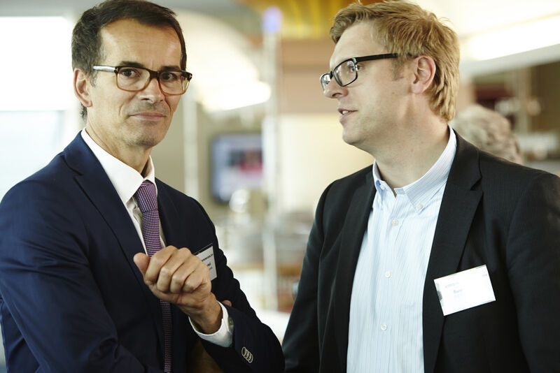 Andreas Bortoli (C-Entron, l.) und Bernhard Stüwe (CLG) diskutierten darüber, wie man kundengerechte Angebote erstellt. (Bild: Acmeo)