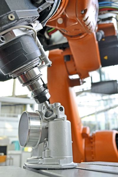 Kantenbearbeitung – der Industrieroboter bearbeitet auch schwer erreichbare Konturen prozesssicher. (Fraunhofer-IPK)