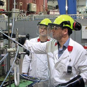 Prof. Florian Kraus und sein Mitarbeiter Dr. Sergei Ivlev am Pulverdiffraktometer SPODI des Heinz Maier-Leibnitz Zentrums in Garching.