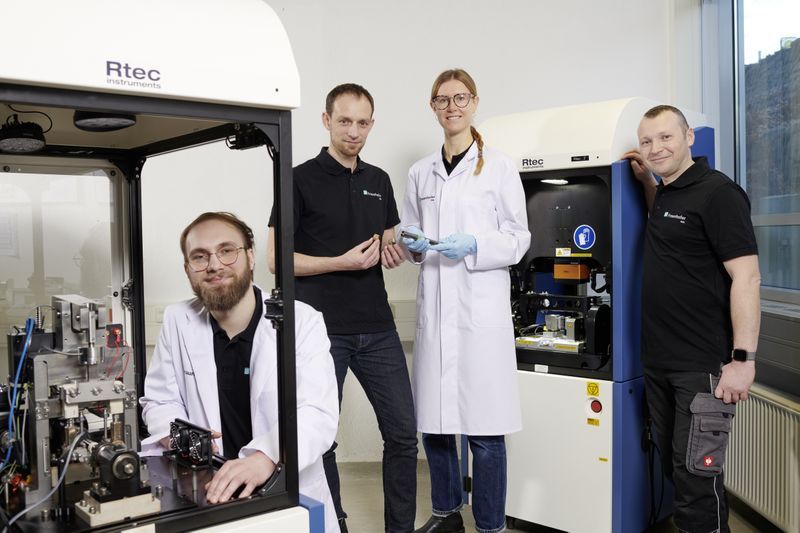 The BMFTR’s project funding is intended to support the establishment of an independent research group at Fraunhofer IWS. To this end, the institute established the “Tribological Systems” group at the end of 2025, headed by Dr. Makowski (second from left). (Source:  Jürgen Jeibmann/Fraunhofer IWS)