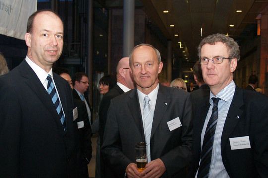ZDK-Hauptsgeschäftsführer Dr. Axel Koblitz tat dies mit Reinhard Zirpel und Jacques Rivoal von Renault Deutschland. (Archiv: Vogel Business Media)