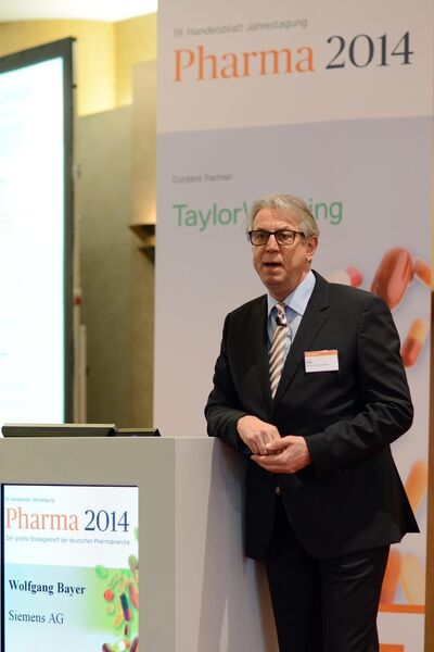 „Kann die Medizintechnik- der Pharmaindustrie helfen bei der Marktdurchdringung?“, fragt Wolfgang Bayer, Leiter von Siemens Healthcare Deutschland, auf der Jahrestagung Pharma in Frankfurt. (Bild: Euroforum / St. Hergenröder)