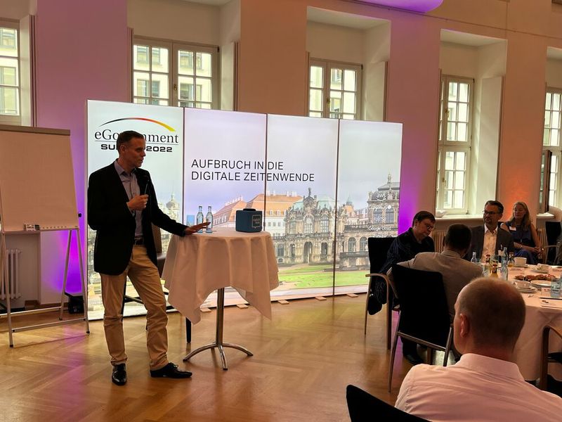 Schirmherr Dr. Markus Richter eröffnete die Veranstaltung mit der Keynote „Digitale Zeitenwende – konsequent nutzerorientiert“ (©Vogel IT-Akademie)