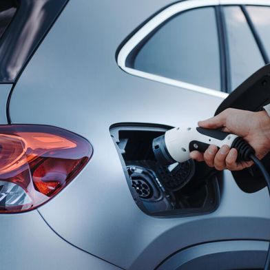 Unter den Neuzulassungen in der EU waren 2025 mehr Elektro-Autos als je zuvor. (Bild: © Halfpoint - stock.adobe.com)
