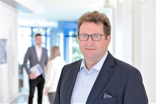 Mathias Schliep, Vorsitzender der Geschäftsführung der Thimm-Gruppe, zum Verkauf des Industriegüterbereichs an den Rengo-Konzern: „Wir konzentrieren uns aus wirtschaftlichen Gründen in Zukunft nur noch auf den Konsumgütersektor. Wir investieren dafür 400 Millionen Euro.“(Bild:  Thimm)