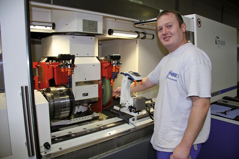 Schleifexperte Stefan Köhler weist auf die beachtliche Flexibilität der Maschine hin. (Bild: Matthias Böhm, SMM)