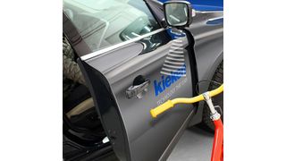 Mit I-Protect stoppt die Tür vor Hindernissen automatisch ab. (Foto: Kiekert)