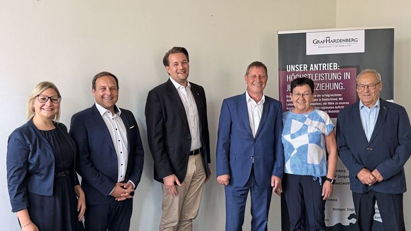 Haben das Zusammengehen besiegelt: (v.l.) Denise und Christian Ladurner, die Graf-Hardenberg-Geschäftsführer Philipp Ludwigs und Volker Brecht sowie die Unternehmensgründer Bozana und Franz Ladurner. (Bild: Graf Hardenberg)