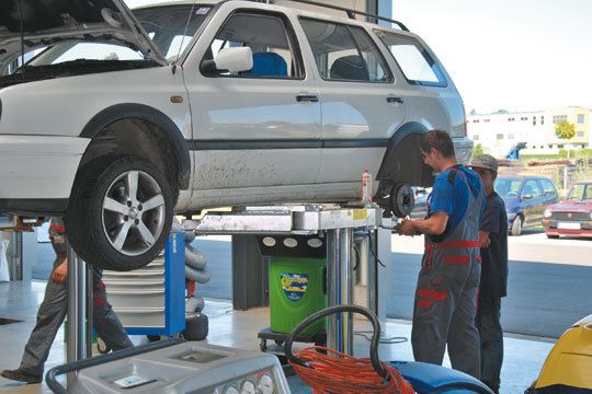 Die Werkstattboxen sind großzügig angelegt und erlauben den Mechanikern ungestörtes Arbeiten. (Archiv: Vogel Business Media)