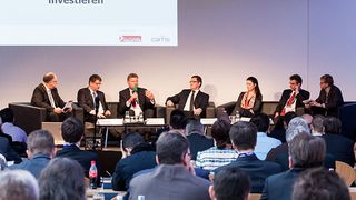 Moderiert von Ralf Anderseck (l.) von Prospecting Partners beschäftigte sich die diesjährige Diskussionsrunde beim Leichtbau-Gipfel damit, „Wie Sie in Leichtbau richtig investieren“. (Foto: Stefan Bausewein)