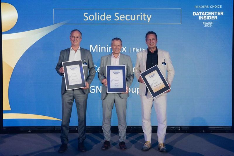 Die IT-Awards in der Kategorie „Solide Security“ gehen an Wagner Group (Silber), Gold geht an Data Center Group und Minimax staubt Platin ab. Auf der Bühne stehen (v.l.) Ralf Keck (Wagner Group), Christian Leu (Minimax) und Dirk Doormann (Data Center Group). (Bild: Manuel Emme Fotografie)
