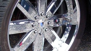 Nicht nur wegen ihres Glanzes, sondern auch wegen ihrer Härte, Haftfestigkeit und geringen Reibung sind Chromschichten beliebt. (Stefan-XP / CC BY-SA 3.0)