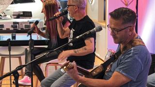 Die in Siegen bekannte Band Hörgerät spielte im Autohaus Büdenbender ein Wohnzimmerkonzert, das auf sozialen Plattformen übertragen wurde. (Bild: Autohaus Büdenbender)