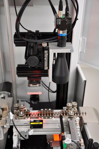 Eine oberhalb des Stanzstrangs montierte EXO-Kamera von SVS-Vistek kontrolliert die Bauteile in Verbindung mit einer telezentrischen Optik von oben, eine weitere nimmt Bilder aus einer um 90 Grad versetzten Position auf. Mit dieser Kombination können alle erforderlichen Merkmale aufgenommen und ausgewertet werden.  (Otto Vision Technology)