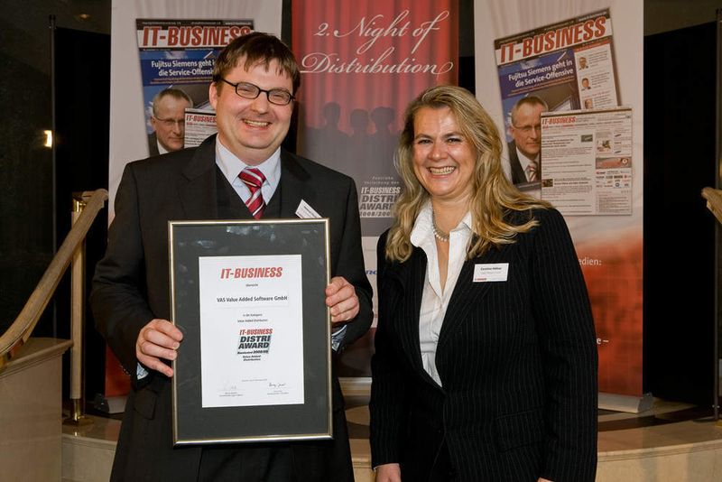 Helmut Haslbeck von VAS Value Added Services erhält den Nominated-Award in der Kategorie Value Added Distribution überreicht durch Caroline Häfner von IT-BUSINESS. (Archiv: Vogel Business Media)