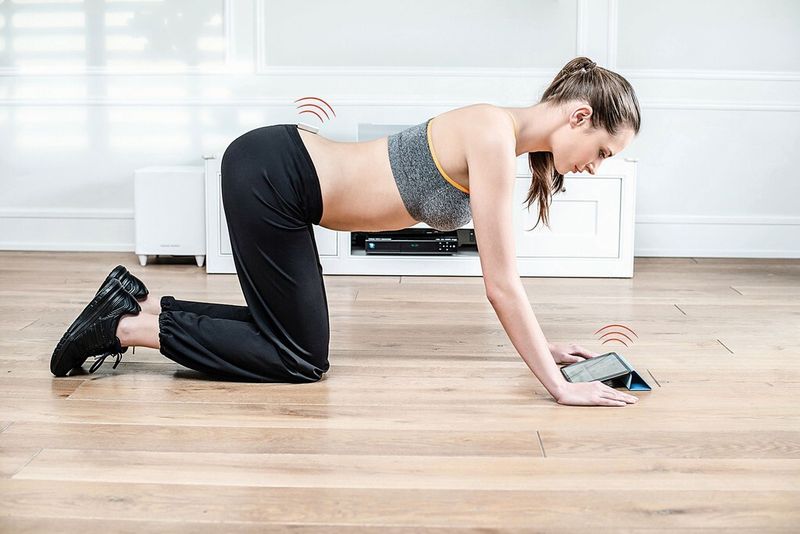 Durch die Körperbewegungen wird ein Avatar durch eine virtuelle Spielewelte gelenkt und so auf spielerische Weise der Rücken gestärkt. (Bild: Cicor)