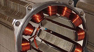 Bild 1: Um bei steigender Motorlast die Leistungsverluste zu minimieren, bietet sich der vollständige Verguss des Stators mit duroplastischen Harzsystemen an. Dazu werden die Kupferwicklungen vollständig verkapselt. (Huntsman)