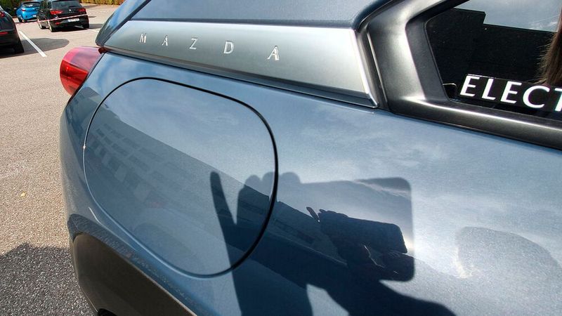 Laden lässt sich der MX-30 mit Wechselstrom und mit Gleichstrom-Schnellladern per CCS-Standard bis zu 50 kW. An Schnellladestationen lässt sich der Akku in 30 bis 40 Minuten auf bis zu 80 Prozent aufladen. Bei einer normalen Haushaltssteckdose verlängert sich die Ladezeit auf 10 bis 12 Stunden. (Bild: Mauritz/»kfz-betrieb«)