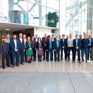 Clean Sky 2-Abschlusstreffen am 14. März 2024 im White Atrium Building in Brüssel mit den Gutachtern, dem Joint Undertaking und einem Teil des internationalen Teams, welches am MFFD mitgewirkt hat.(Bild:  Fraunhofer IFAM)