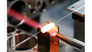 Am Laser-Zentrum Hannover (LZH) hat man neuartige faseroptische Komponenten entwickelt, mit denen die Leistung von Zwei-Mikrometer-Faserlasern nach oben gepusht werden kann. Das Ganze basiert auf sogenannten „Triple-Clad“-Fasern ... (Bild: LZH)
