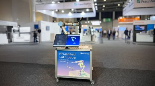 Ein Demonstrator zur Cobot-Konfiguration zeigt, wie kollaborierende Roboter bei Pick-and-Place-Aufgaben durch Assistenzsysteme unterstützt werden können.(Bild:  Fraunhofer IEM)