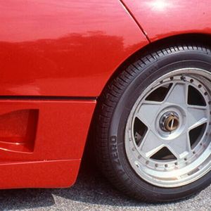 ...bzw. 335/35R17 an der Hinterachse. Aktueller Stückpreis: um die 600 Euro.(Bild:  Pirelli)