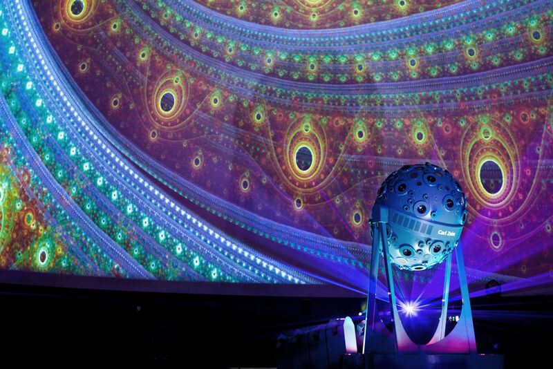 Eine Show im Planetarium – die Herausforderung bei der Planung des Planetariums bestand darin, Projektionsapparat und Kuppel ideal aufeinander abzustimmen.  (Stefan Harnisch, Robert Sawallisch)