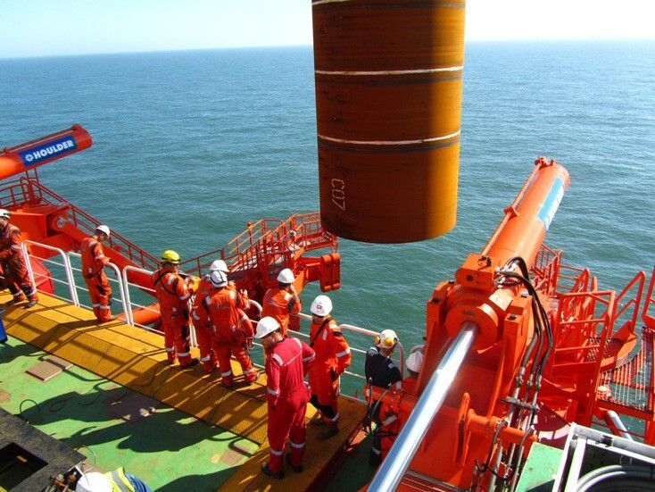 Monopile wird auf Position herabgelassen (Bild: National Instruments / Houlder)