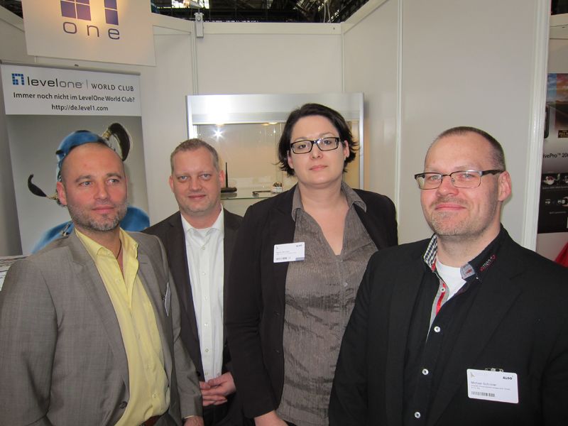 (v. r.) Michael Schröder, emendo, mit dem DDC-Team Nandi Reinartz, Christian Sommer und Lorenz Martinek  (Bild: IT-BUSINESS)