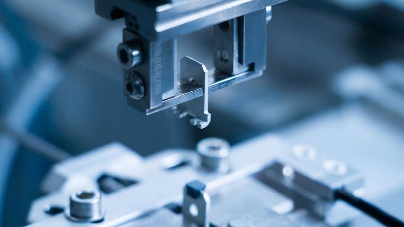 Automatisiertes Blistern einer SMD-Steckzunge: Neben dem Bauteil entscheiden auch die passende Verpackungs- und Automatisierungslösung über eine wirtschaftliche Serienfertigung.(Bild:  Vogt AG Verbindungstechnik)
