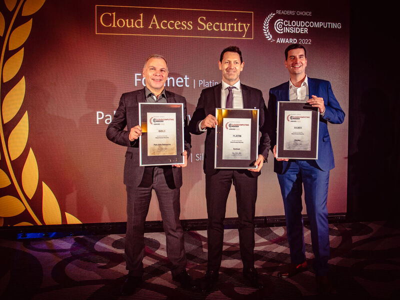 In der Kategorie „Cloud Access Security“ gewinnen Fortinet Platin, Palo Alto Networks Gold und Zscaler Silber. Die Preise nehmen Michael Weisgerber (Palo Alto Networks, links), Josef Meier (Fortinet, mitte) und Gregor Keller (Zscaler, rechts) entgegen.  (Bild: krassevideos.de)