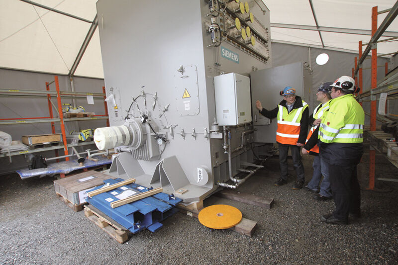 Almost five meters high and weighing 60 tons, the new H-modyn type high-voltage motor is a 24.5 MW induction motor with a direct online starter and a shaft diameter of 360 mm. A tent has been erected in which the enormous motor was stored until the replacement could be carried out. (Picture: Siemens)