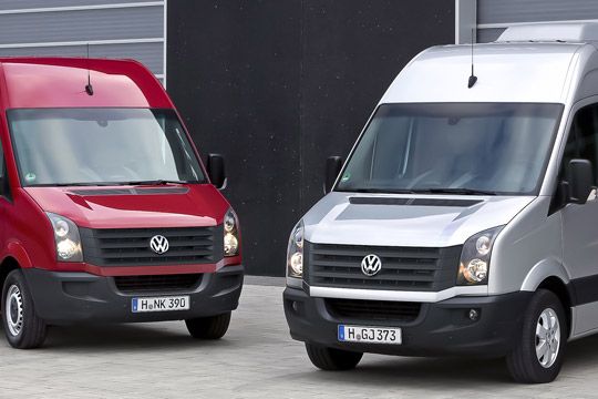 Optisch folgt der neue Crafter vor allem durch seine neu gestaltete Frontpartie mit der horizontalen Linienführung des Kühlergrills und der einteiligen Frontblende der aktuellen Design-Linie von Volkswagen. (Foto: Volkswagen)
