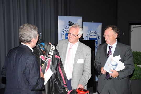 Sorgen für Sicherheit (v.re.): Klaus Bierhoff (TÜV Nord) und Heinz Poggenpohl (GTÜ) überreichen zum Abschied nützliche Geschenke für die künftigen Motorradausfahrten von Rudolf Schüssler. (Archiv: Vogel Business Media)