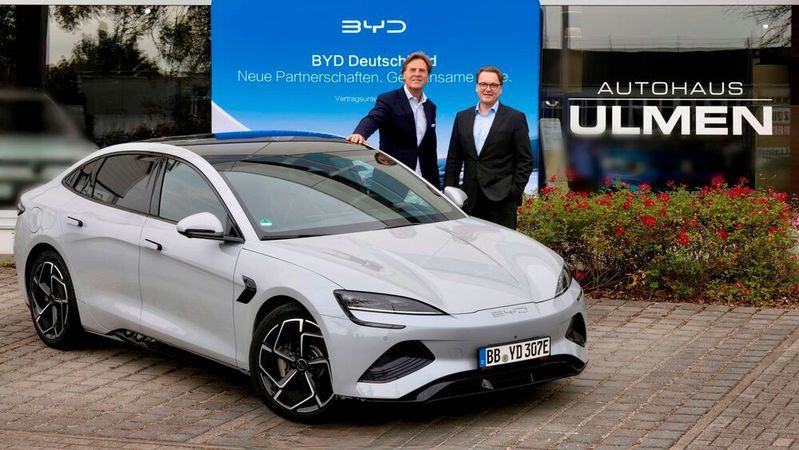 Dr. Klaus Gutberlet, geschäftsführender Gesellschafter der Autohaus Ulmen Gruppe (li.) und Lars Bialkowski, Country Manager BYD Deutschland.   (Bild:  Autohaus Ulmen)