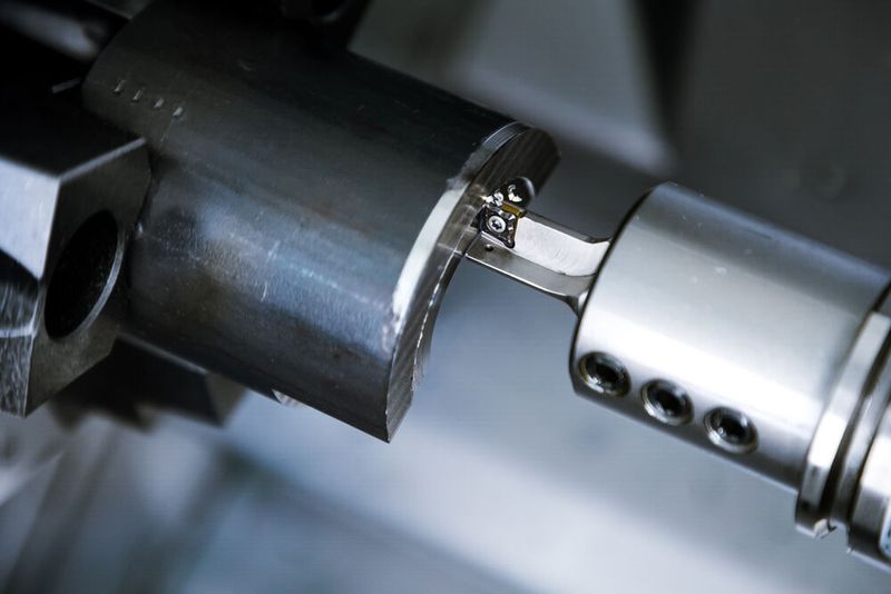 Ein Drehwerkzeug der neu für ISO-P-Stähle optimierten Ecocut-Serie von Ceratizit bei der Arbeit. Die Zerspanungswerkzeuge halten nun länger durch oder können mehr leisten, heißt es. (Bild: Ceratizit)