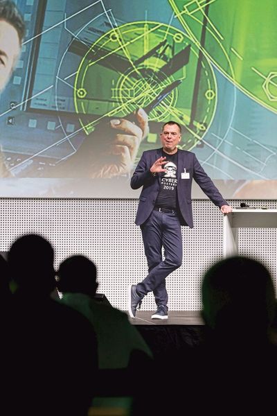 Matthias Holzäpfel, Product Development, Vice President bei Pilz, betonte in seinem Impulsvortrag: „Mit Security ist man nie fertig.“ (Bild: VCG/Stefan Bausewein)