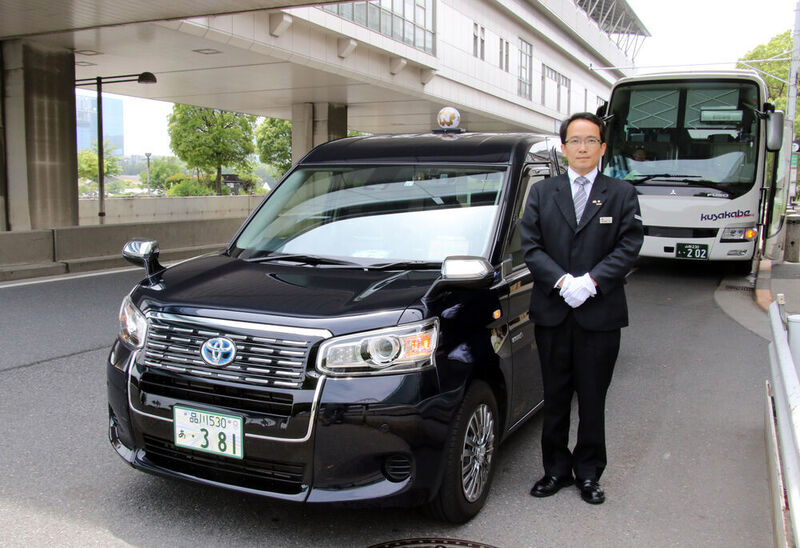 Der Taxifahrer Kenichiro Morioka  war einer der ersten, die das Taxi übernommen haben. (Toyota)
