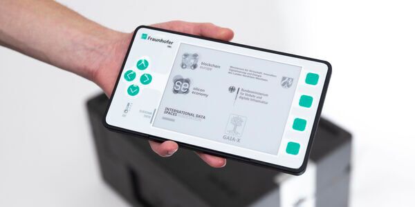 Das erste Blockchain-fähige IoT-Gerät für die Logistik hat jetzt das Fraunhofer IML entwickelt.(Bild:  Fraunhofer IML)