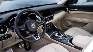 Das Onlineportal Autoscout 24 ging in Zusammenarbeit mit dem Marktforschungsinstitut Innofact der Frage nach dem Getriebewunsch der Autofahrer nach. (Bild: ALDO_FERRERO_PHOTOGRAPHER_TORINO_ITALY)