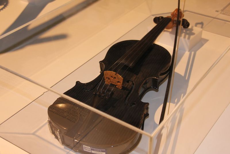 Vielleicht spielt die „Musik“ bald noch stärker aus der CFK-Ecke, wie diese Leichtbau-Violine ganz unbeabsichtigt vielleicht prophezeiht.... (Königsreuther)