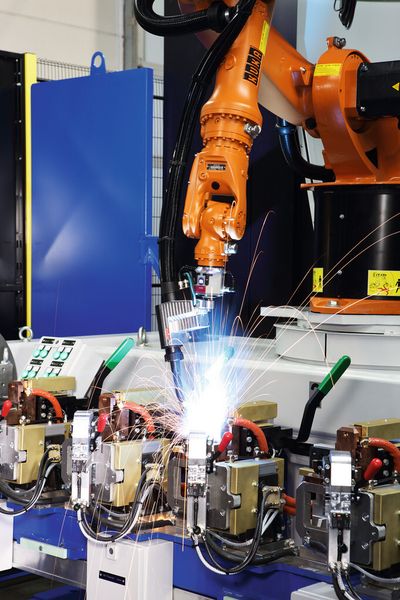 Die Positionierung des Roboters auf dem H-Tisch verbessert die Zugänglichkeit des Roboters während des Schweißprozesses im Arbeitsbereich der Vorrichtung. (Bild: Kuka)