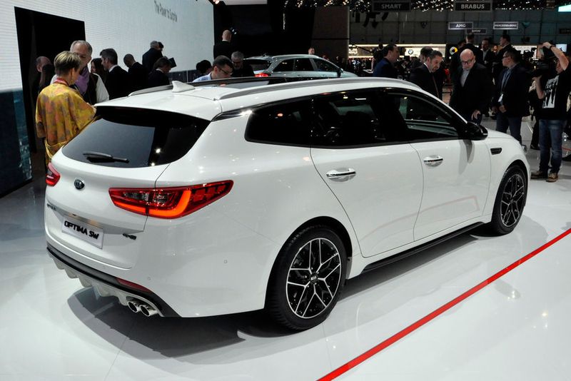 Wer mehr Platz haben möchte, kann zum Optima greifen. Sowohl der abgebildete Kombi als auch die Limousine wurden optisch überarbeitet und haben zudem neue Motoren erhalten. (Wehner/»kfz-betrieb«)